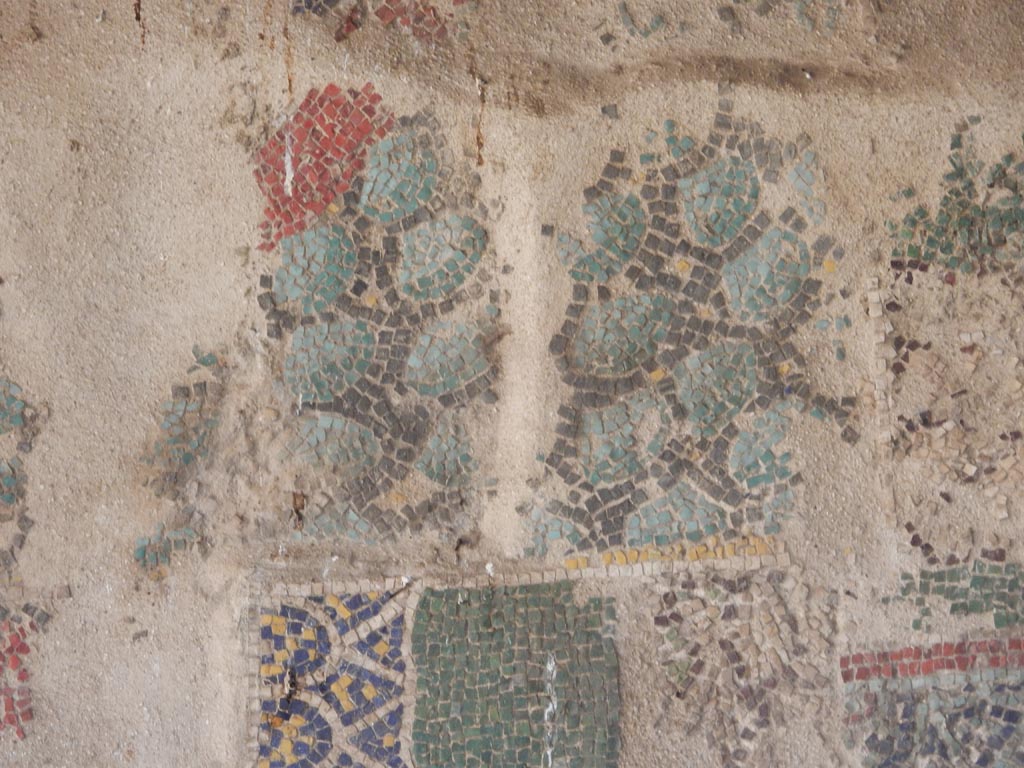 VII.16.a Pompeii. May 2018. First mosaic fragment upper part belonging to the suburban baths now in VII.7.5.
This frame is decorated with shells. Photo courtesy of Buzz Ferebee.
See Carratelli, G. P., 1990-2003. Pompei: Pitture e Mosaici: Vol. VII. Roma: Istituto della enciclopedia italiana, p. 257.