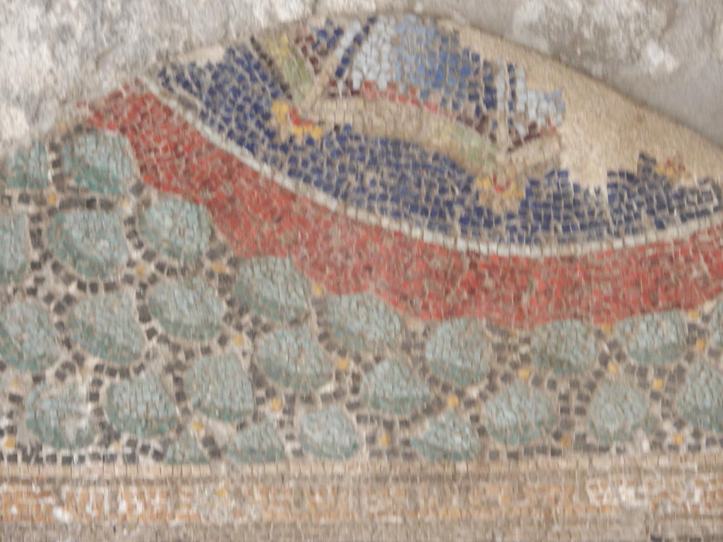 VII.16.a Pompeii. May 2018. Second mosaic fragment belonging to the suburban baths now in VII.7.5.
Top section, a circle decorated with a shell motif. Photo courtesy of Buzz Ferebee.