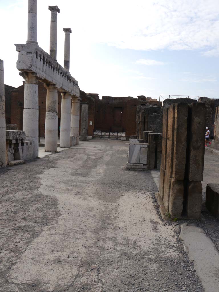 VIII.1.1, Pompeii. September 2018. 
Looking south along west side of the Forum, with Basilica entrance, on the right.
Foto Anne Kleineberg, ERC Grant 681269 DÉCOR.
