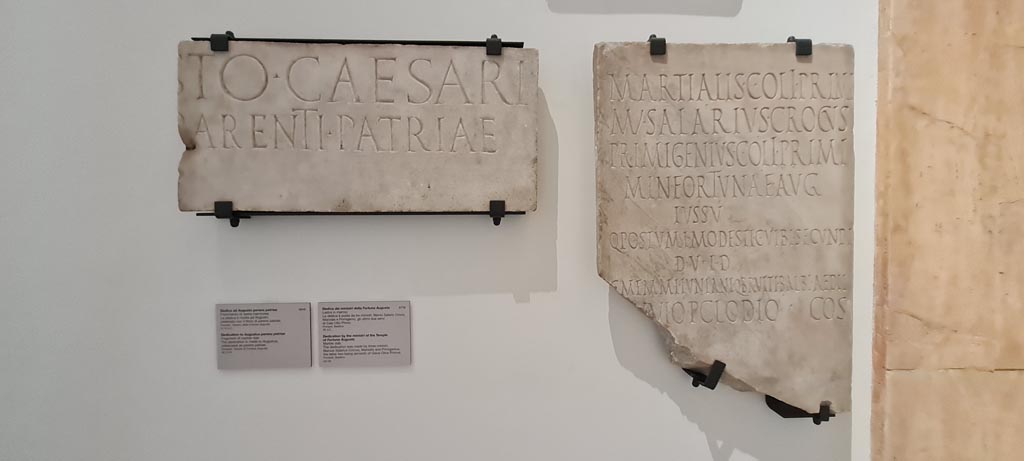 VIII.1.1 Pompeii, on right. April 2023. Inscription from Basilica on right, and from Temple of Fortuna Augusta on left. 
On display in “Campania Romana” gallery in Naples Archaeological Museum, inv.3770 on right, and inv. 3810 (from Temple of Fortuna Augusta) on left.  Photo courtesy of Giuseppe Ciaramella.

On right: VIII, 1, 1, Basilica (15 agosto 1813)
Martialis C(ai) Oli Primi
M(anius) Salarius Crocus
Primigenius C(ai) Oli Primi
min(istri) Fortunae Aug(ustae)
iussu
Q(uinti) Postumi Modesti C(ai) Vibi Secundi
d(uum)v(irorum) i(ure) d(icundo)
C(ai) Memmi Iuniani Q(uinti) Brutti Balbi aedil(ium)
[L(ucio) D]uvio P(ublio) Clodio co(n)s(ulibus)      [CIL X, 826]

On left: Tempio della Fortuna Augusta (23 febbraio 1824)
[Augu]ṣto Caesari
[Divi f(ilio)], p̣arenti patriae.     [CIL X, 823]


