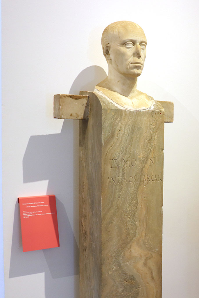 VI.14.20 Pompeii. February 2021. 
Marble portrait herm of Vesonius Primus, from VI.14.20, with the inscription -
PRIMO N(ostro)
ANTEROS ARCAR(IUS)
Photo courtesy of Fabien Bi�vre-Perrin (CC BY-NC-SA).
