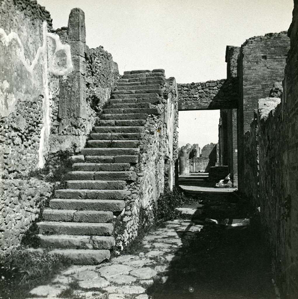 VIII.1.7 Pompeii. 1912.
Looking east in Via Championnet towards steps to upper gallery of the colonnade around the Forum, and south side of Forum, ahead.
Photo by Esther Boise Van Deman (c) American Academy in Rome. VD_Archive_Ph_230.