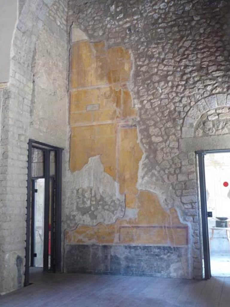 VIII.1.a, Pompeii. June 2017.
South wall of Vestibule, doorway to triclinium C, on left, doorway to cubiculum B, on right.
Photo courtesy of Michael Binns.