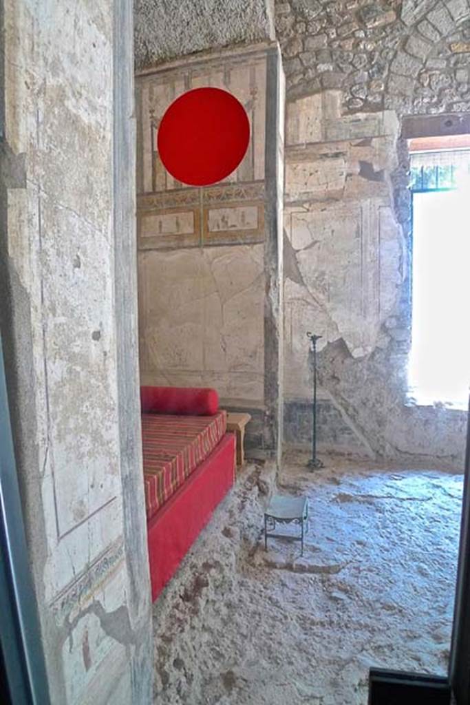 VIII.1.a, Pompeii. June 2017.
Cubiculum B, looking south across bed recess from doorway in north-east corner, towards south side of bed recess.
Photo courtesy of Michael Binns.
Note: the large red circle is fixed to the glass across the doorway, presumably to stop people walking into the glass !