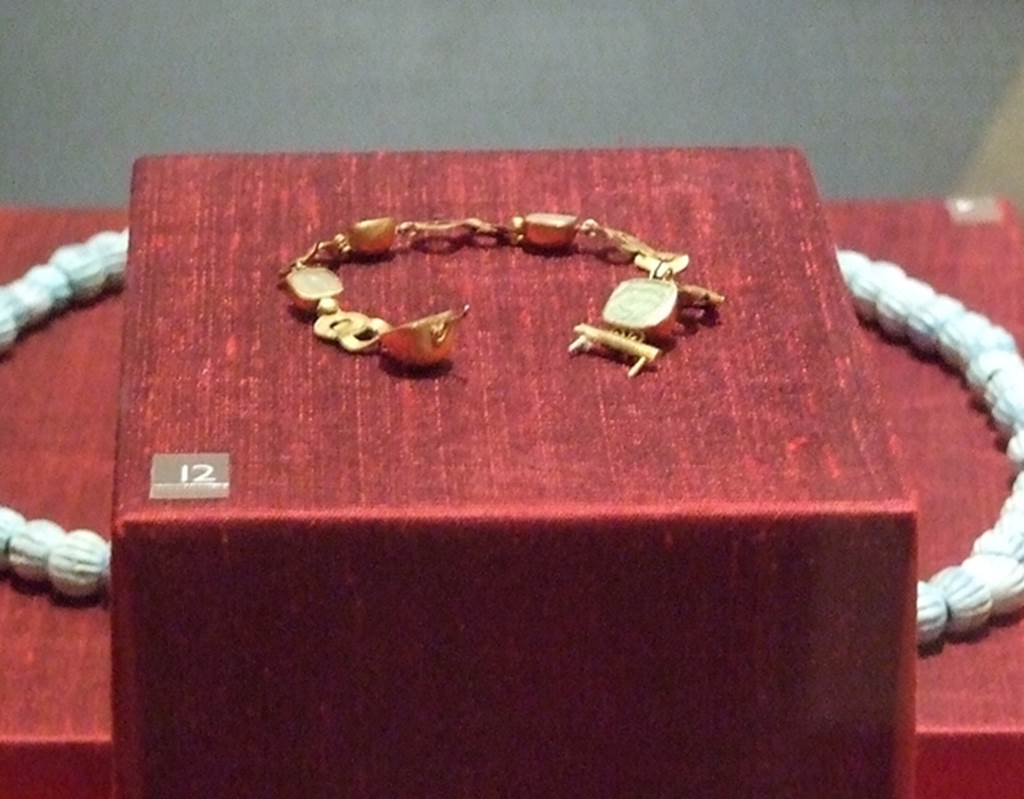 VIII.1.a Pompeii. Gold and glass bracelet. SAP 7655.
Photographed at “A Day in Pompeii” exhibition at Melbourne Museum. September 2009.