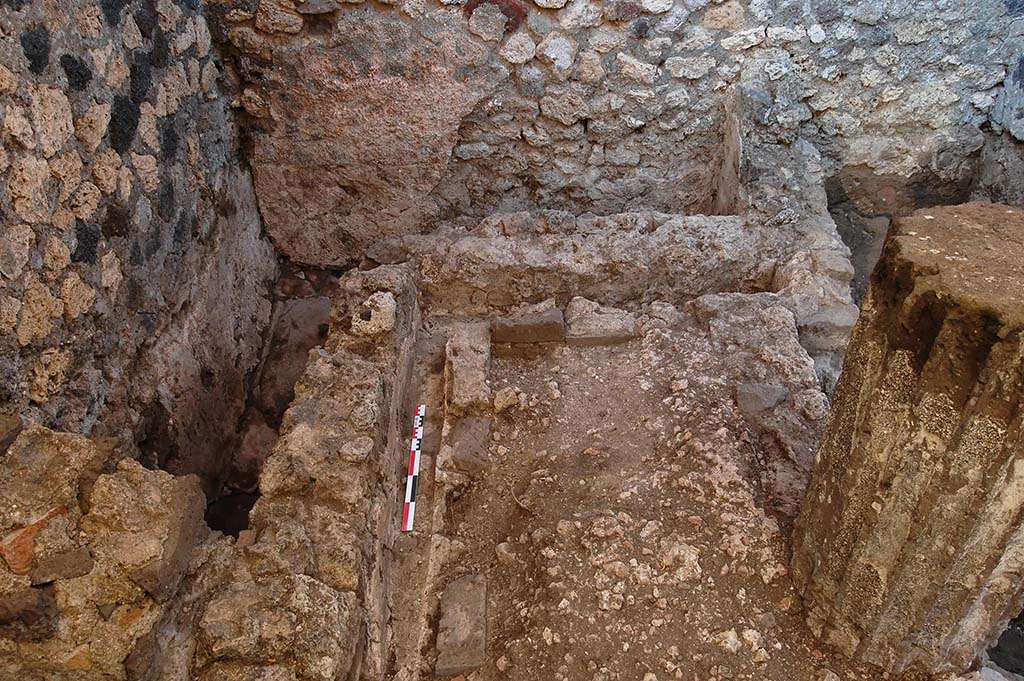 Fig. 8 - Pomp�i, Maison des Mosa�ques g�om�triques. La latrine 27 � la fin du nettoyage. Vue de l�ouest.
Photo courtoisie de Sandra Zanella. Agrandir / Enlarge (jpg, 921k)
Sur concession du Ministero dei Beni e delle Attivit� Culturali e del Turismo - Soprintendenza Speciale per i Beni Archeologici di Pompei, Ercolano e Stabia. 
Toute reproduction, par quelque moyen que ce soit, est interdite.
