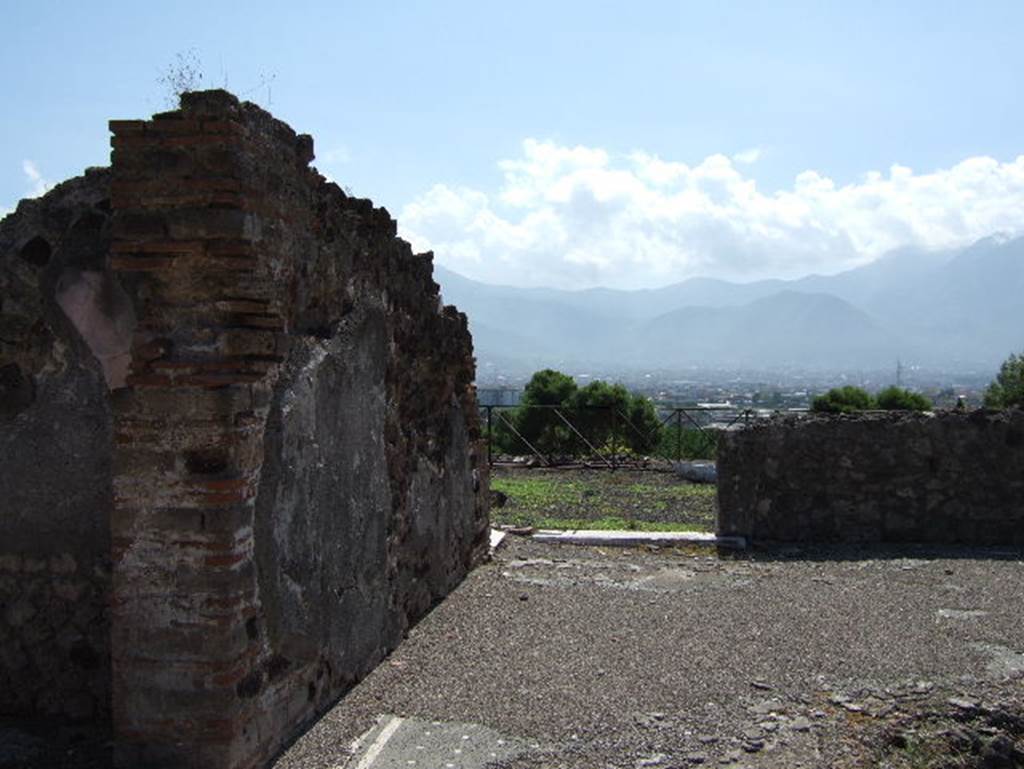 VIII.2.26 Pompeii. September 2005. South-east side of atrium, with entrance in centre to garden terrace ‘s’ ?.
On the left is the doorway to room ‘L’.
Left of centre is the white travertine threshold to room “p”, and right of centre is a white travertine threshold perhaps to a garden terrace ‘s’.?