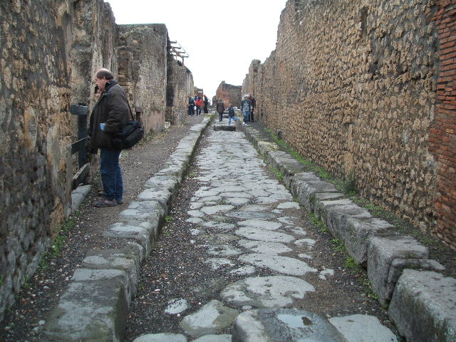 VIII.2.28 Pompeii.  September 2005.  Looking north across atrium towards entrance.