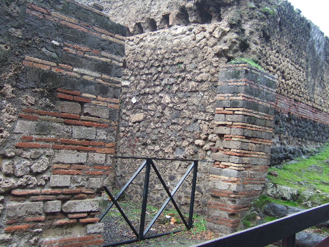 VIII.2.38 Pompeii. December 2005. Looking south from entrance.