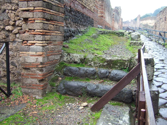 VIII.2.38 Pompeii. December 2005. Via della Regina looking west. VIII.6