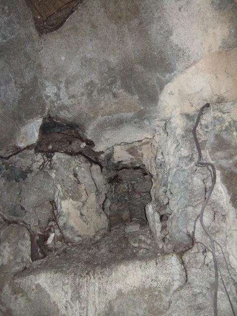 VIII.2.39 Pompeii. May 2006.  Corridor b' leading west on First lower level.