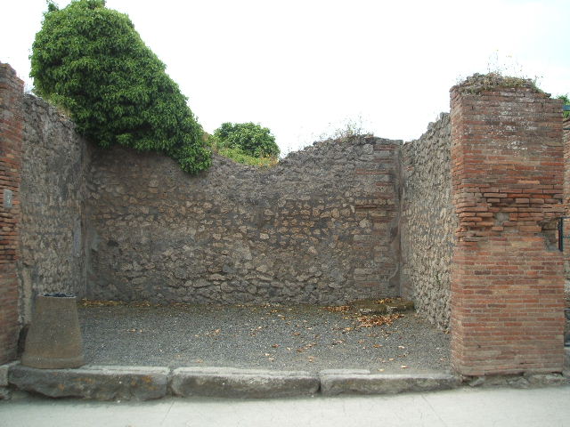 VIII.3.5 Pompeii.  Shop.  December 2007.  West wall.