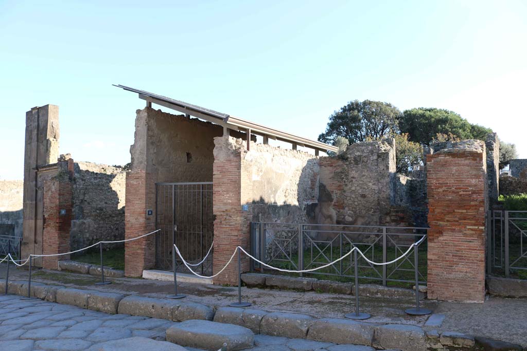 VIII.3.8, Pompeii, centre left. December 2018.
Looking towards entrances on south side of Via dell’Abbondanza. Photo courtesy of Aude Durand.
