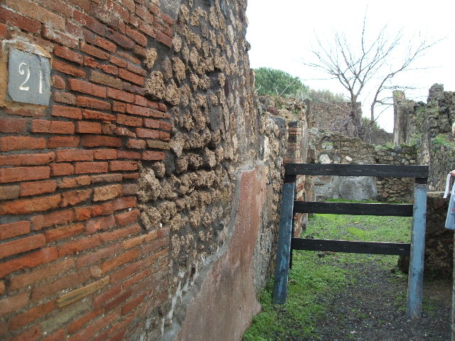 VIII.3.21 Pompeii. May 2010. North wall of entrance corridor, between kitchen and cubiculum.