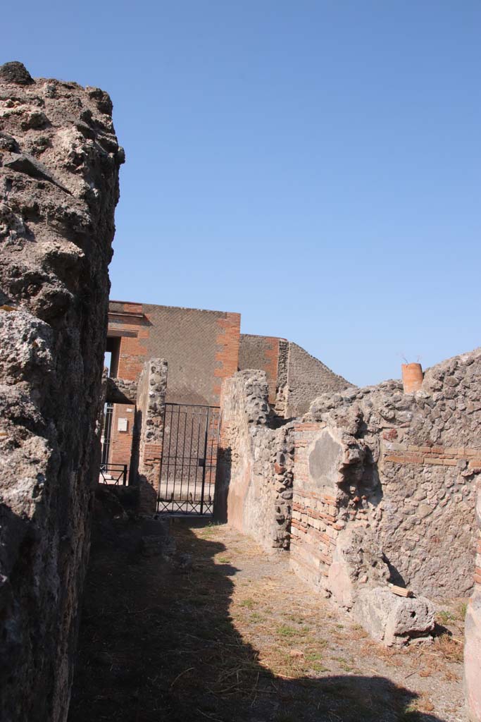VIII.3.21 Pompeii. September 2021.
Looking west along entrance corridor 1 towards entrance doorway. Photo courtesy of Klaus Heese.