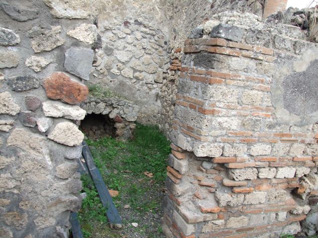 VIII.3.21 Pompeii. May 2010. Wall with niche.