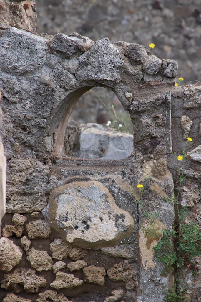 VIII.3.21 Pompeii. May 2024.
Detail of niche in wall at east end of entrance corridor. Photo courtesy of Klaus Heese.