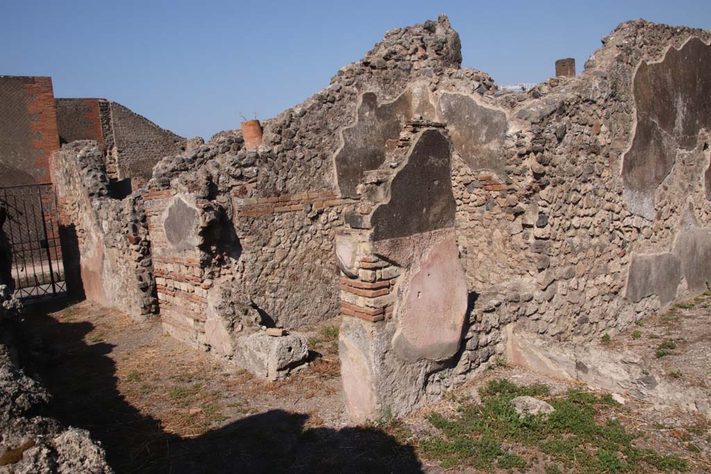 VIII.3.21 Pompeii. September 2021.
Looking north-west from room 2 to corridor/fauces 1, cubiculum 9 doorway and kitchen 10 doorway in north wall.
On the right is the garden area with niche. Photo courtesy of Klaus Heese.