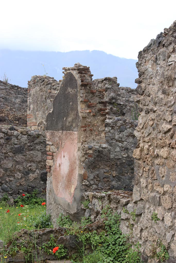 VIII.3.21 Pompeii. May 2024.
Looking towards window at south end of west wall of garden area (8), photo taken over wall from VIII.3.24.
Photo courtesy of Klaus Heese.
