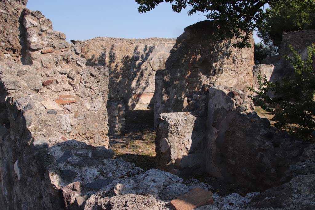 VIII.3.21 Pompeii. September 2021. Looking north-east to rear of house, through doorway and walls of room (3).
North wall of triclinium (6) can be seen in the centre through the doorway of room (3).
Room (4), with niche in its north wall but in shadow, can be seen on the right. Photo courtesy of Klaus Heese.