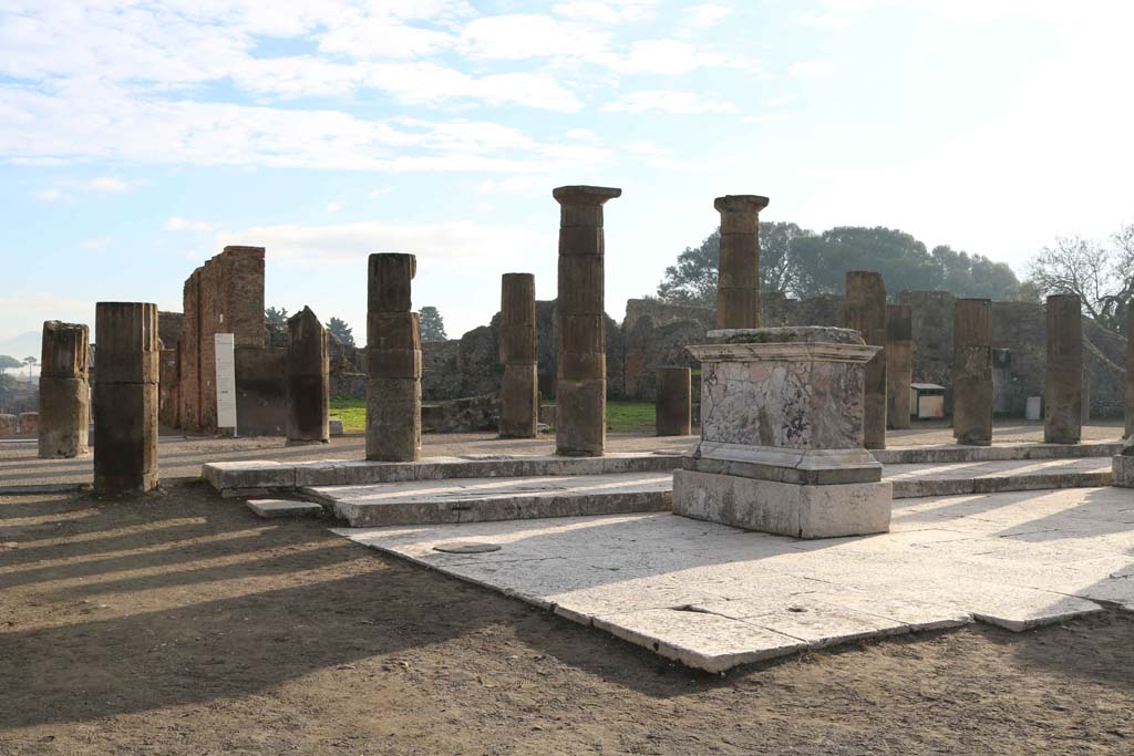 South-east corner of Pompeii Forum. December 2018.
Looking towards VIII.3.33 and VIII.7.32, in centre, behind the portico on the east side. Photo courtesy of Aude Durand.