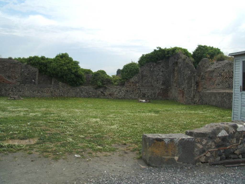 VIII.3.32 Pompeii. May 2005. Looking south east.