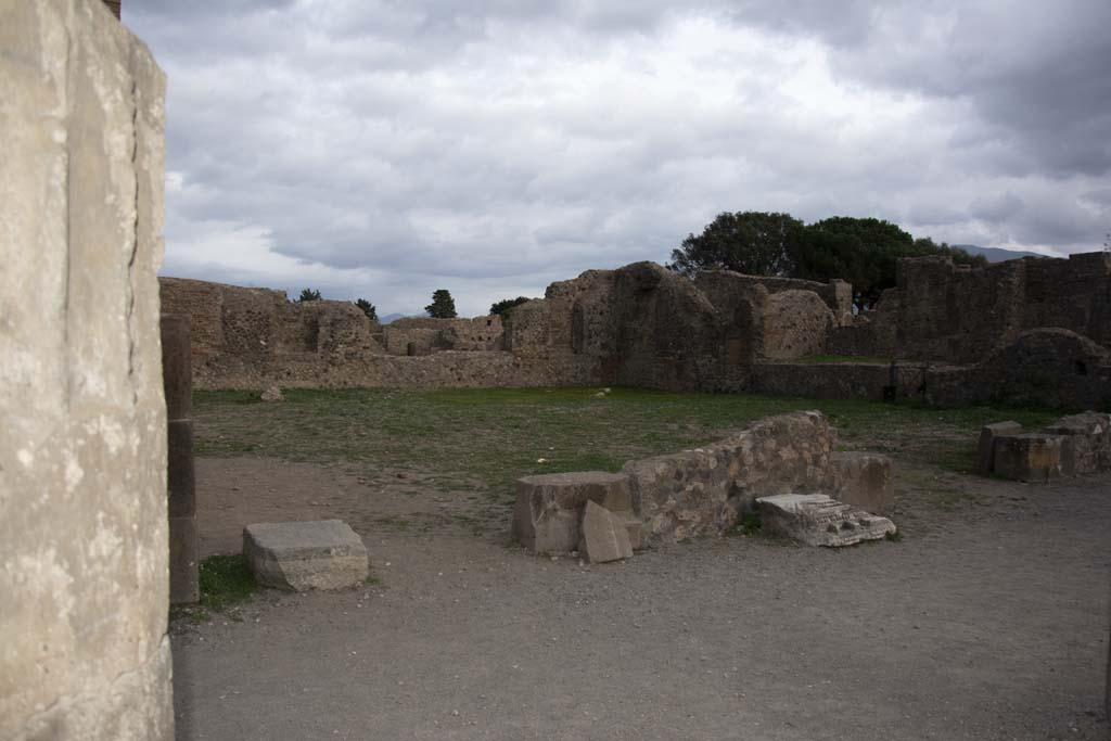 VIII.3.33, on left, Pompeii. October 2017.
Looking south-east from Forum towards entrance doorway and front façade, with VIII.3.32, on right.
Foto Annette Haug, ERC Grant 681269 DÉCOR.