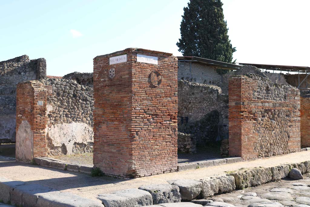 VIII.4.1 Pompeii, on left. December 2018.
Looking south-east towards corner pilaster with VIII.4.53, linked entrance on right. Photo courtesy of Aude Durand.