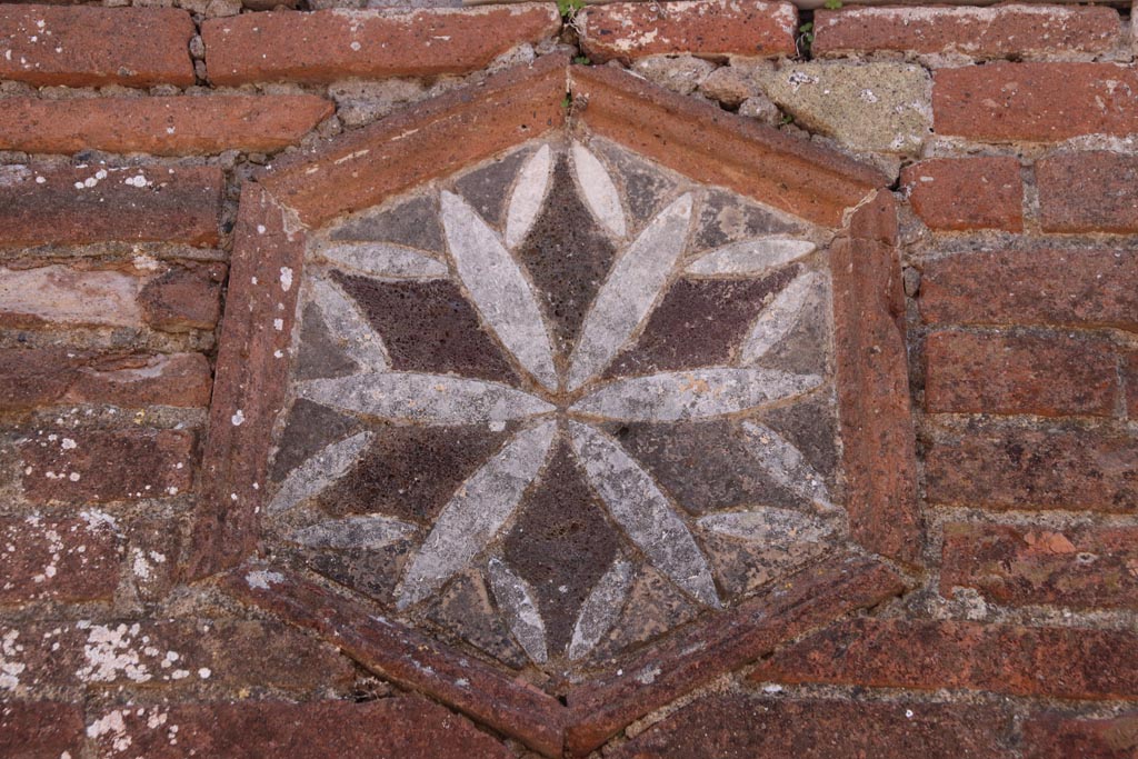VIII.4.1 Pompeii. October 2022.
Detail of plaque with geometric design on outside pillar, on the right of entrance doorway. Photo courtesy of Klaus Heese.