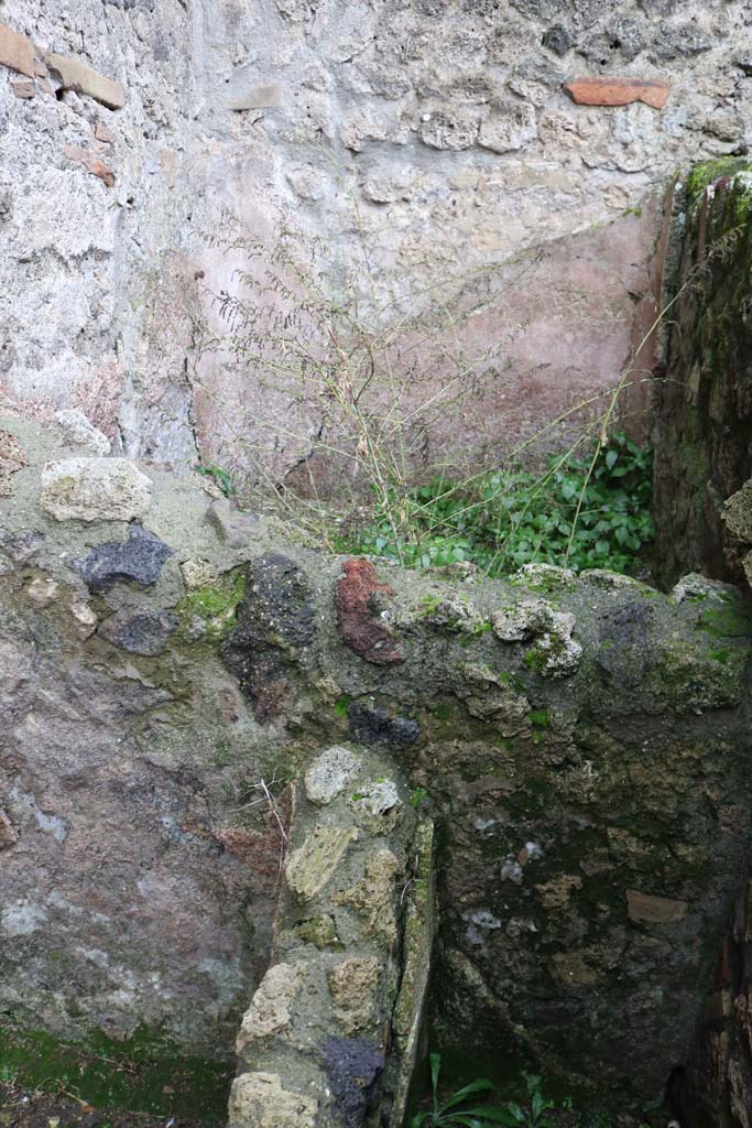 VIII.4.1 Pompeii. December 2018.
Detail of vat with plastered walls. Photo courtesy of Aude Durand.