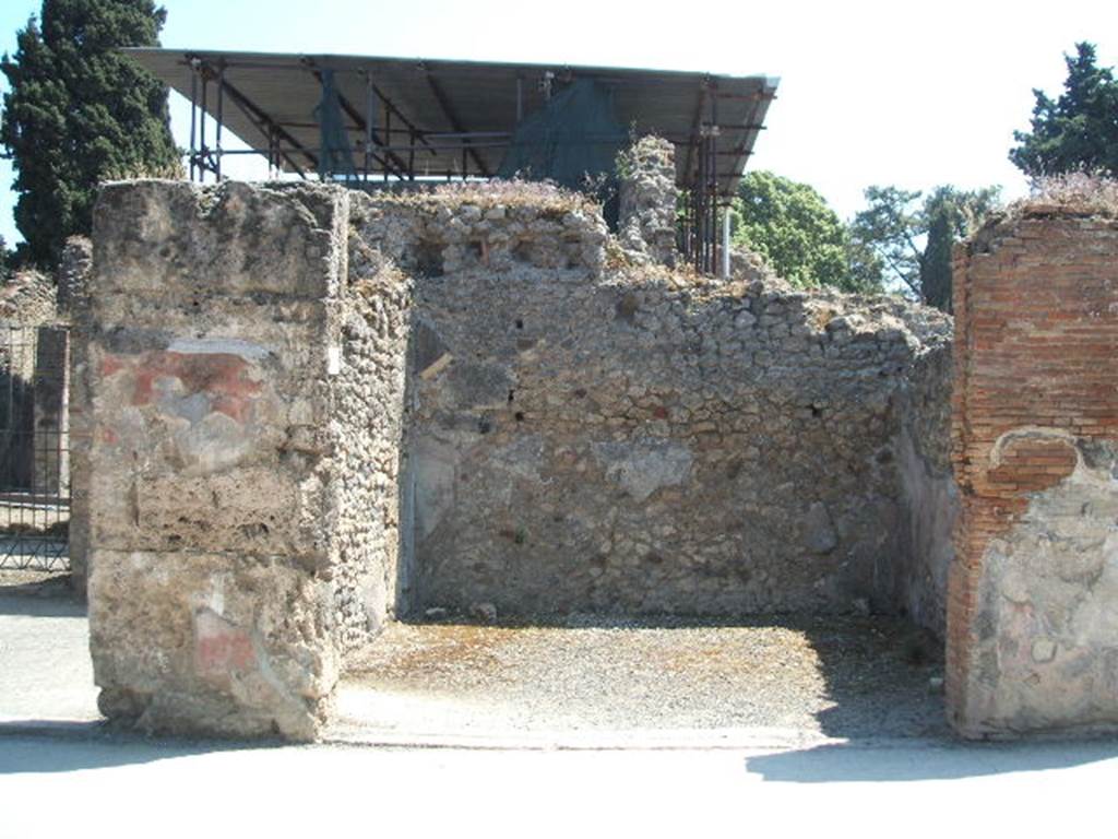 VIII.4.2 Pompeii. May 2005. Looking south at entrance on Via dell�Abbondanza. In June 1855, found on the pilaster, on the left, between VIII.4.3 and 2, painted in large letters was the following graffiti:

SITTIVM  CONIVNCTVM
II vir(um)  i(ure)  d(icundo)  o(ro)  v(os)  f(aciatis)
Heracla  rogat    [CIL IV 726] 

See Pappalardo, U., 2001. La Descrizione di Pompei per Giuseppe Fiorelli (1875). Napoli: Massa Editore. (p.126)
See Pagano, M. and Prisciandaro, R., 2006. Studio sulle provenienze degli oggetti rinvenuti negli scavi borbonici del regno di Napoli.  Naples : Nicola Longobardi. (p.172), and
See Della Corte, M., 1965.  Case ed Abitanti di Pompei. Napoli: Fausto Fiorentino. (p.232)

