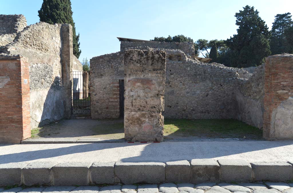 VIII.4.3 Pompeii, on left, with VIII.4.2, on right. October 2017. Looking south to entrance doorways.
Foto Taylor Lauritsen, ERC Grant 681269 D�COR.

