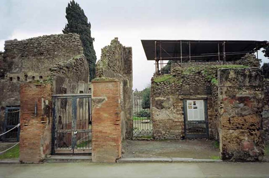 VIII.4.3 Pompeii with VIII.4.4 on left. January 2010. Looking south from Via dell�Abbondanza to entrances of house and linked shop. Photo courtesy of Rick Bauer.
