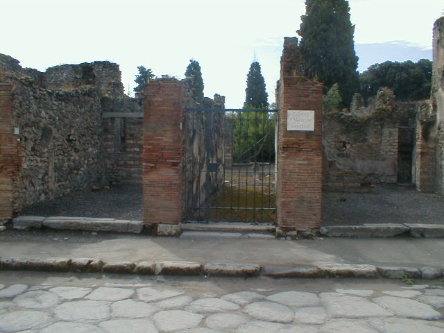 VIII.4.9 from VIII.4.8 Pompeii. May 2005. Looking across atrium with remains of impluvium.