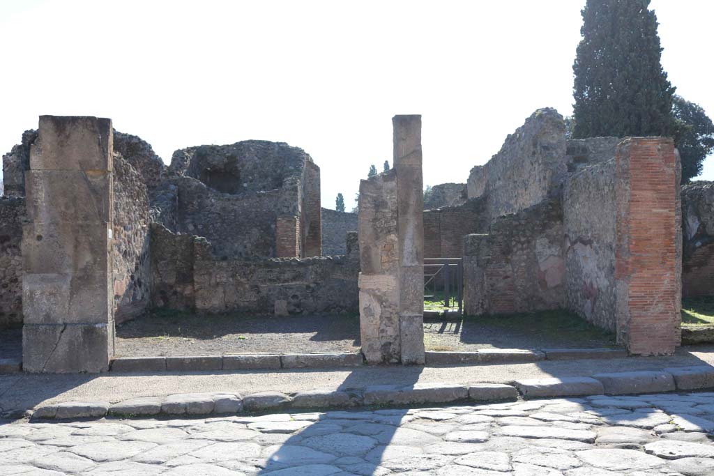 VIII.4.13, Pompeii, on left. December 2018.
Looking south to entrance doorways, with VIII.4.12, on right. Photo courtesy of Aude Durand.