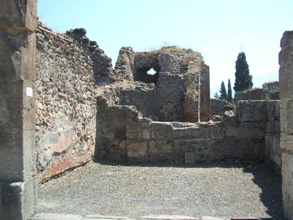 VIII.4.13 Pompeii. May 2005. Entrance, looking south. According to Liselotte Eschebach, on the east (left) side of the shop, used to be a staircase to the upper floor. Underneath the staircase was a latrine.
See Eschebach, L., 1993. Gebäudeverzeichnis und Stadtplan der antiken Stadt Pompeji. Köln: Böhlau. (p.372)