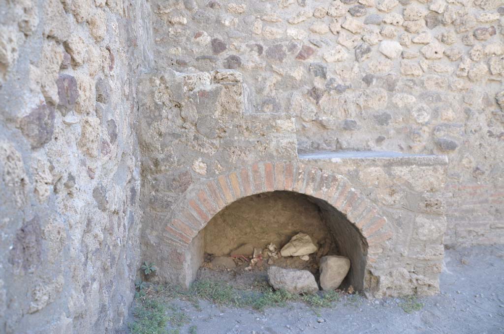 VIII.4.14 Pompeii. July 2017.
Looking west towards recess under steps to upper floor in south-west corner of shop-room.
Foto Annette Haug, ERC Grant 681269 DÉCOR.