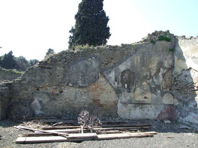 VIII.4.15 Pompeii. March 2009. Room 18, cubiculum in foreground. Looking north towards room 7 (background).