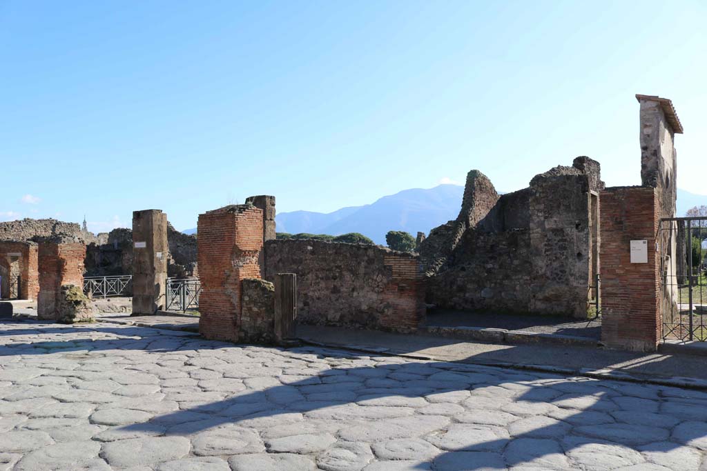 VIII.4.16 Pompeii, centre right. December 2018.
Looking south-east on south side of Via dell’Abbondanza towards Holconius’ crossroads, with Via Stabiana, on left. Photo courtesy of Aude Durand.