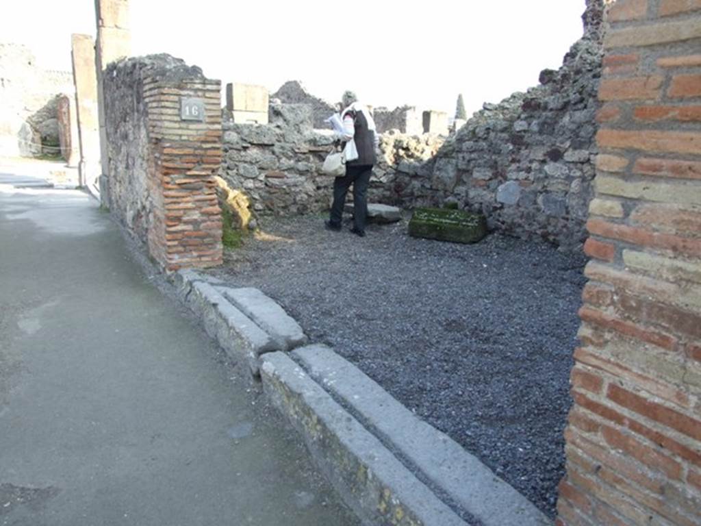 VIII.4.16 Pompeii. December 2007. Entrance on Via dell� Abbondanza. In August 1853, near this entrance was found a painted graffito:
Forenses  rog(ant)   [CIL IV 783]
See Pagano, M. and Prisciandaro, R., 2006. Studio sulle provenienze degli oggetti rinvenuti negli scavi borbonici del regno di Napoli. Naples : Nicola Longobardi. (p.169)
