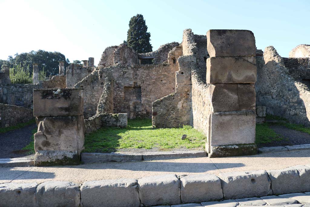 VIII.4.21 Pompeii, in centre. December 2018.
Looking west on Via Stabiana towards entrance doorway. Photo courtesy of Aude Durand.