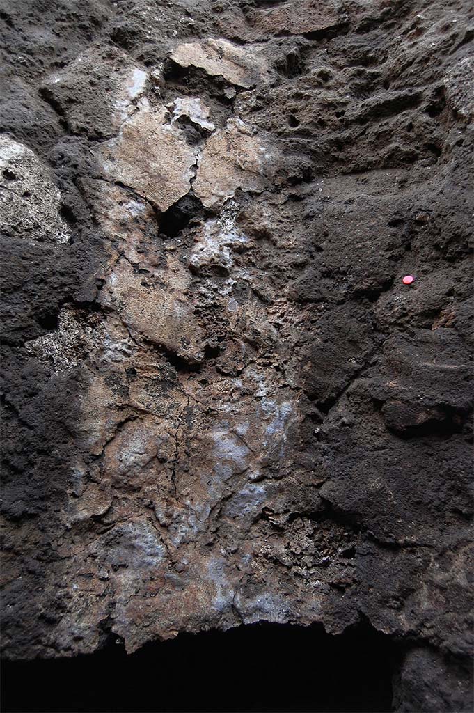 Fig. 18 � Pomp�i, boulangerie VIII 4, 26-27 � Traces de mati�re f�cale le long du c�t� sud de la latrine.
Pris du nord. Clich� : N. Monteix /EFR.

