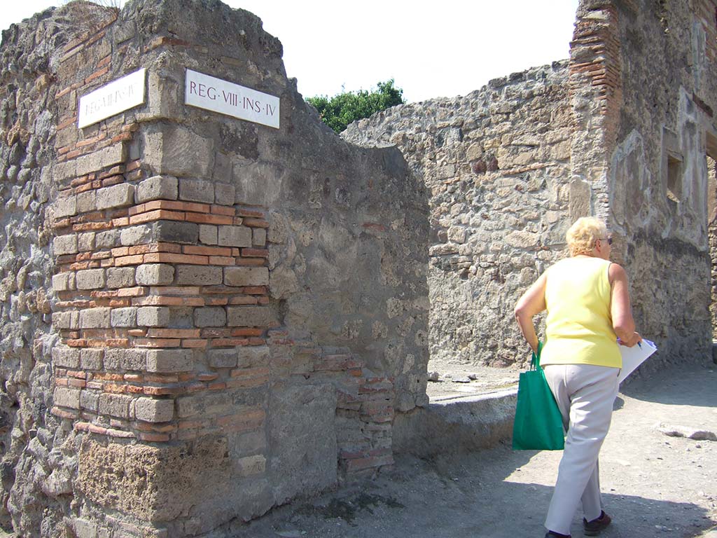 VIII.4.28 Pompeii. September 2005. Entrance on corner of Via Stabiana and Via del Tempio d�Iside.