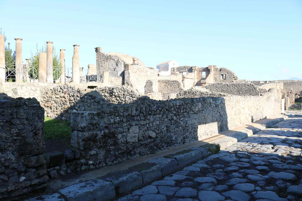 VIII.4.29 Pompeii. December 2018.
Looking north-east from Via del Tempio d’Iside, towards side/rear doorway of VIII.4.27, on left. Photo courtesy of Aude Durand.