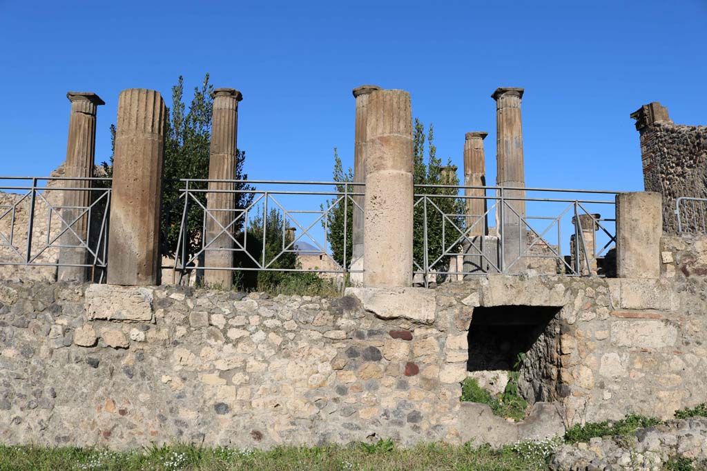 VIII.4.29 Pompeii. December 2018. Lower area, looking north from peristyle area.
The south side of the peristyle of VIII.4.15 can be seen above. Photo courtesy of Aude Durand.