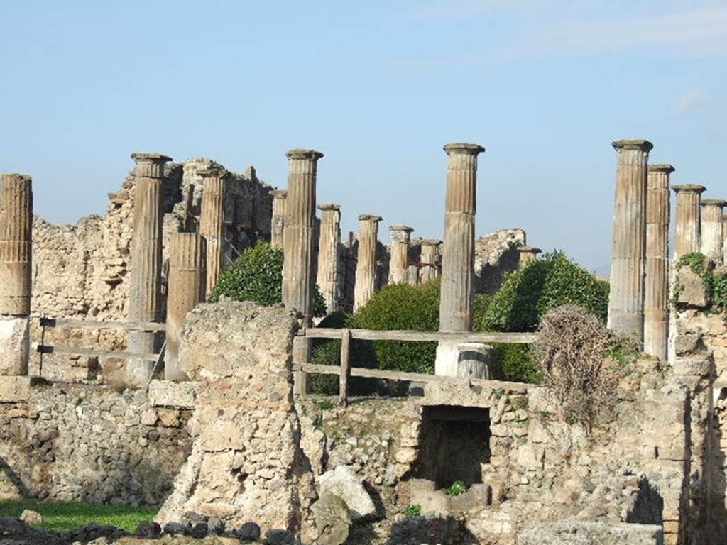 VIII.4.29 Pompeii. September 2005. VIII.4.29 at front and peristyle of VIII.4.15 at rear. Photo taken from VIII.7.25.