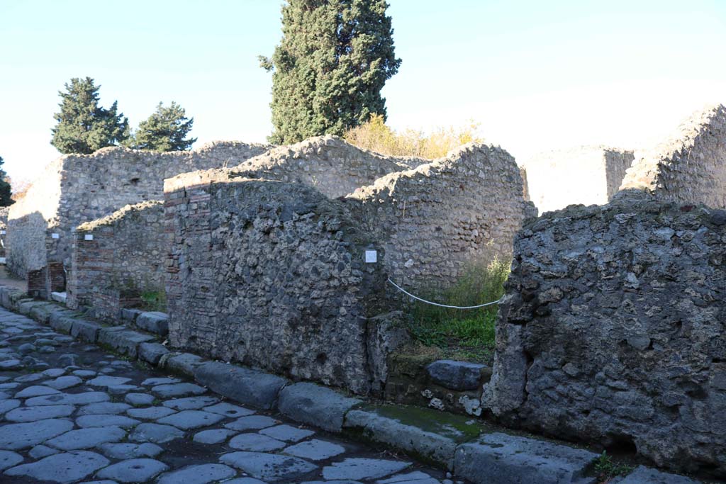 VIII.4.30, Pompeii. December 2018.
Entrance doorway, on right, on north side of Via del Tempio d’Iside. Photo courtesy of Aude Durand.