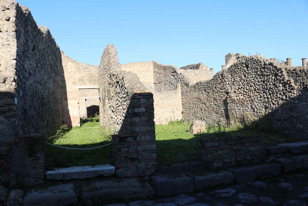 VIII.4.33 Pompeii. December 2018.
Looking north to entrance doorway, on left, with VIII.4.32, and VIII.4.31, on right. Photo courtesy of Aude Durand.