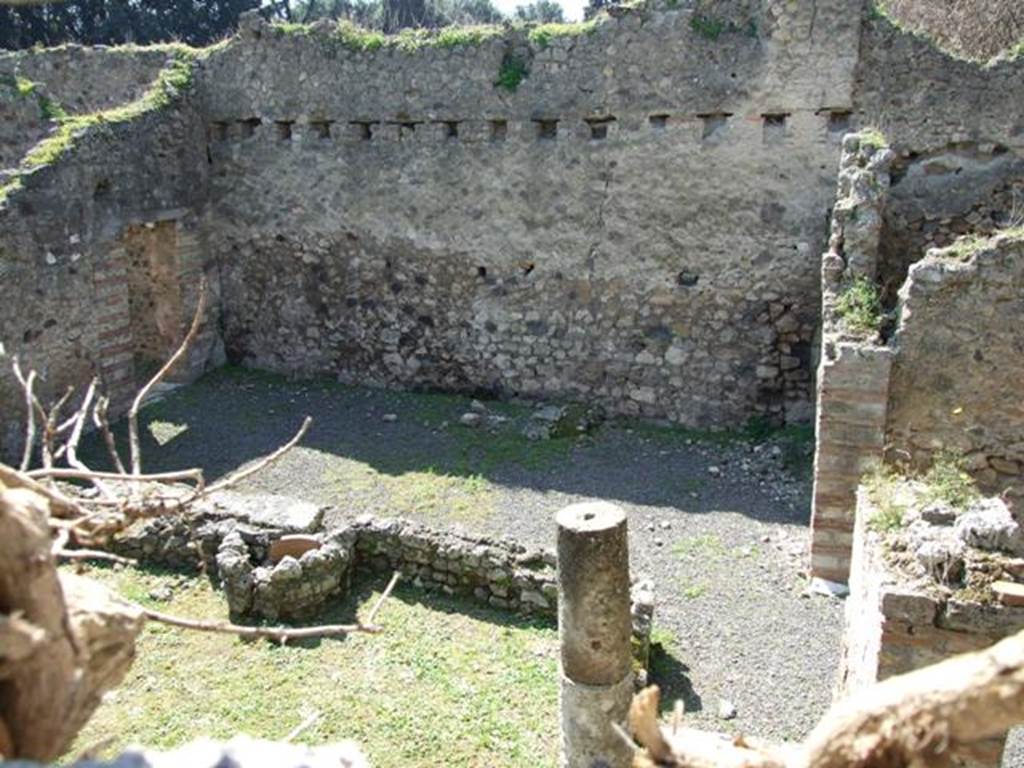 VIII.4.33 Pompeii. March 2009. Looking west towards the courtyard area. Taken from above. According to Fiorelli, and Liselotte Eschebach, there were steps to the upper floor and kitchen against the west wall.
See Pappalardo, U., 2001. La Descrizione di Pompei per Giuseppe Fiorelli (1875). Napoli: Massa Editore. (p. 130)
See Eschebach, L., 1993. Gebäudeverzeichnis und Stadtplan der antiken Stadt Pompeji. Köln: Böhlau. (p. 375)