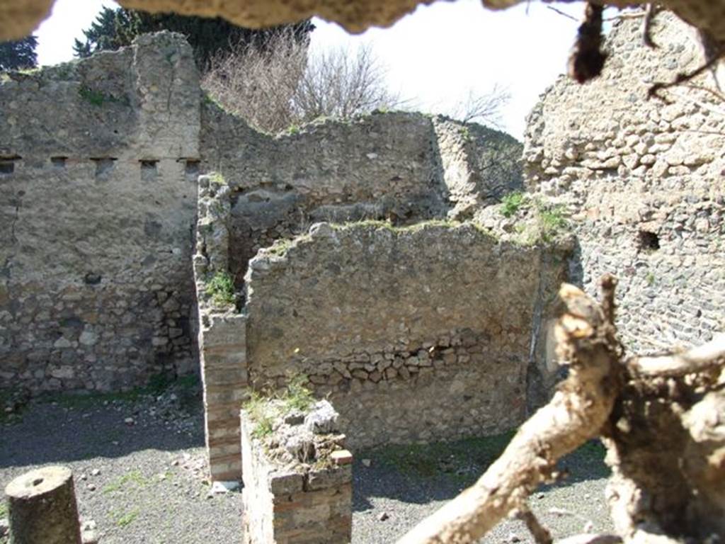 VIII.4.33 Pompeii. March 2009. Photo taken from above.
Looking west to the two rooms on the north side of the peristyle. The furthest was a cubiculum. The nearest was a triclinium fenestratum – a windowed triclinium.